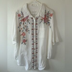 Kyla Seo White Floral Embroidered Blouse  Button Down Short Sleeve Women’s Sz L